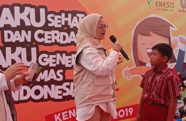 Kepala Badan POM RI, Penny K. Lukito, saat mengedukasi siswa-siswi di SDN 92 Baruga Kota Kendari, Kamis (5/12/2019) (Foto: Hasrul Tamrin/SULTRAKINI.COM)