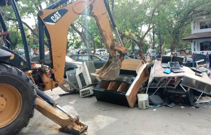 Pemusnahan aset milik Pemerintah Kota Kendari dengan menggunakan alat berat, Selasa (10/12/2019). (Foto: Hasrul Tamrin/SULTRAKINI.COM)