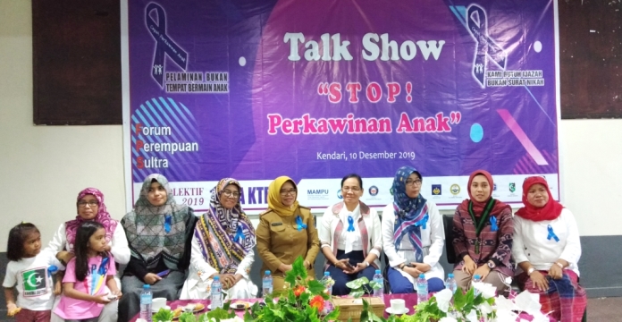 Forum Perempuan Sultra pada konferensi pers Talk Show "Stop! Perkawinan Anak" di Hotel Kubra Kendari, Selasa (10/12/2019). (Foto: Rohiyani/SULTRAKINI.COM)