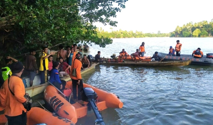 Suasan pencarian Ema (40) di Sungai Desa Tapuusuli Kabupaten Konawe Utara (Konut). (Foto: Humas Basarnas Kendari).