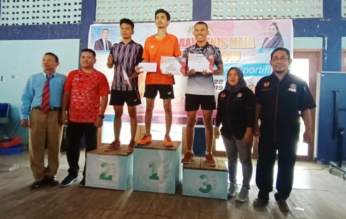 Pengurus PTMSI bersama para juara di kejuaraan Sultra Cup III Open Tourbament 2019 usai penyerahan hadiah. (Foto: Muh Yusuf /SULTRAKINI.COM).