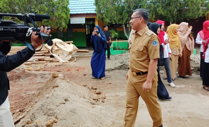 Wali Kota Kendari, Sulkarnain Kadir meninjau pembangunan gedung di SDN 34 Kendari, Senin (30/12/2019). (Foto: Hasrul Tamrin/SULTRAKINI.COM)