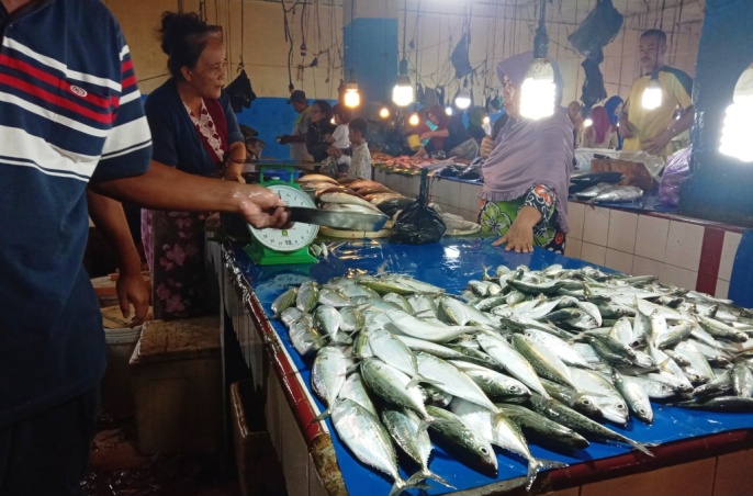 Komoditas ikan di Pasar Basa Mall Mandonga, Selasa (31/12/2019) (Foto: Wa Rifin/SULTRAKINI.COM)