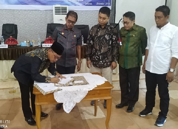 Rektor Unusra Prof Dr Nasruddin Suyuti (kiri) menandatangani naskah MoU bersama Bupati Kolut H. Nur Rahman disaksikan sejumlah pejabat di lingkungan Pemda setempat. Foto: Ist.