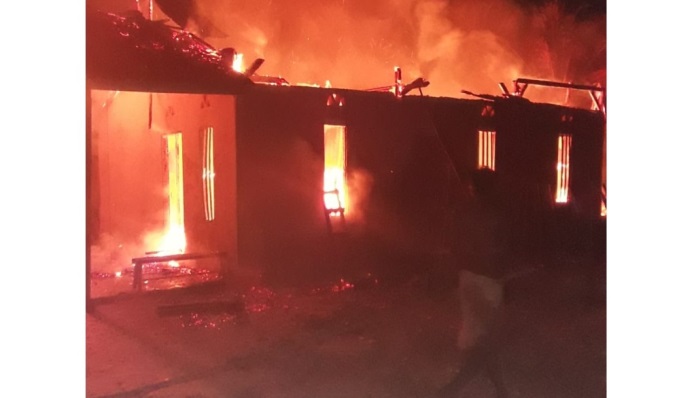Kebakaran rumah warga diduga korsleting listrik di Konsel. (Foto: Ist)