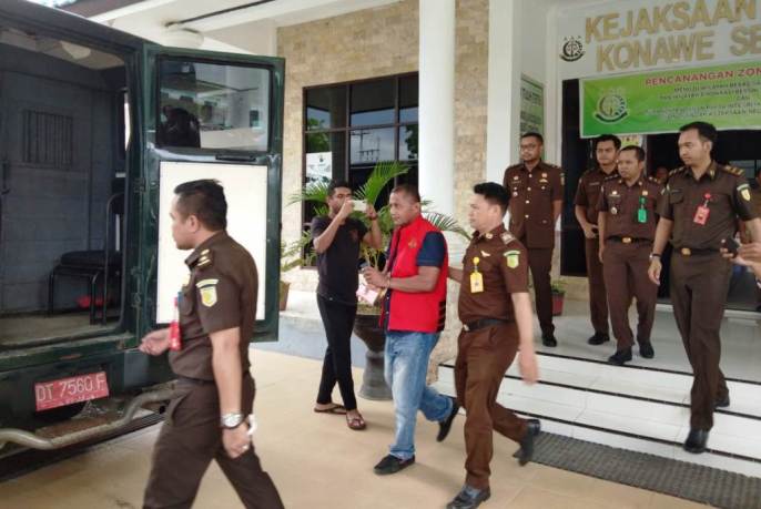Mantan Kadis PPKB Kabupaten Konawe Selatan, Najib, ditetapkan sebagai tersangka, Senin (23/12/2019). (Foto: Dok/SULTRAKINI.COM).
