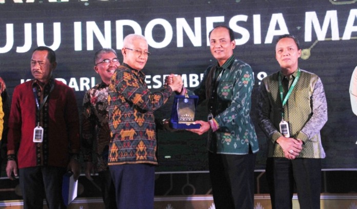 Pemkot Kendari mendapatkan penghargaan Kota Inovasi Elektronifikasi Transaksi Pemerintah dari Bank Indonesia. (Foto: Ist)