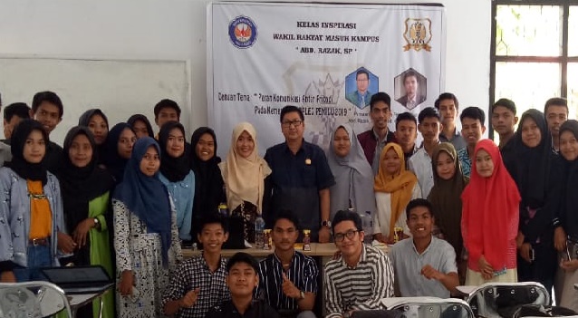 Anggota DPRD Kendari Abdul Razak (tengah) foto bersama mahasiswa usai memberi kuliah pada kelas inspirasi Prodi Ilmu Politik FISIP UHO, Sabtu (21 Desember 2019). Foto: IST
