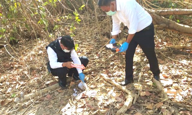 Olah TKP penemuan orok bayi di Kelurahan Bungkutoko, Kecamatan Abeli, Kota Kendari Senin (9 Desember 2019). (Foto: Dok.Polres Kendari)