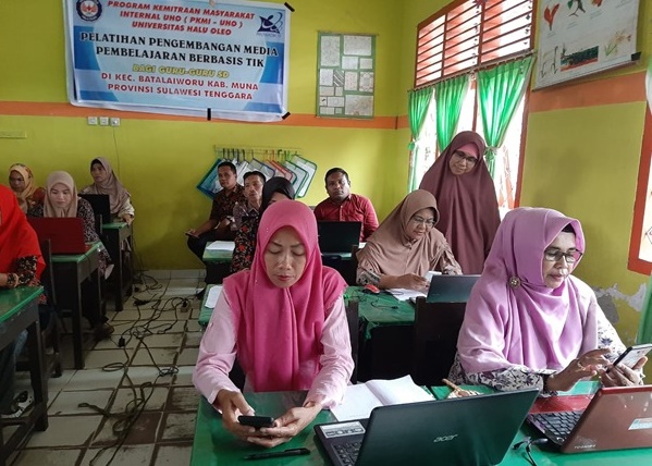 Suasana kelas pelatihan pengembangan media pembelajaran berbasis TIK terhadap guru-guru SD di Kecamatan Batalaiworu, Kabupaten Muna. Foto: IST.