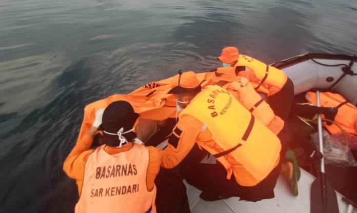Evakuasi terhadap nelayan bernama Harmin, Selasa (24/12/2019). (Foto: Dok.Basarnas Kendari)