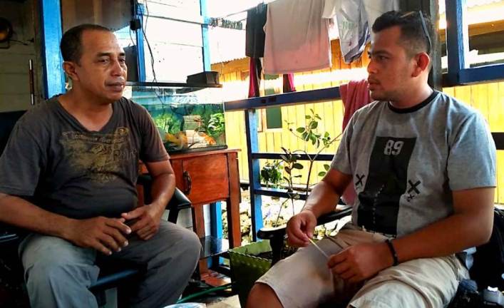 Keluarga salah satu korban sanderaan Abu Sayyaf yang bernama Moh. Khairuddin asal Wakatobi, La Sambo (kiri) bersama jurnalis Sultrakini.com saat di wawancarai di ruang kerjanya, Minggu (25/1/2020) (Foto: Istimewa)
