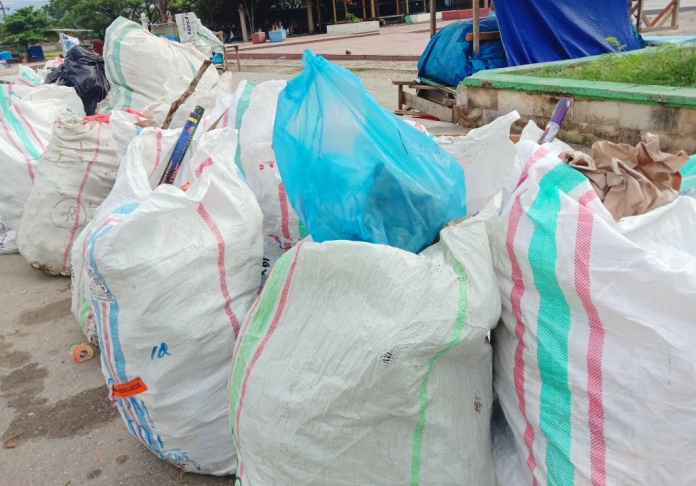 Sampah di kawasan MTQ Kendari, Rabu (1/1/2020).(Foto: Wa Rifin/SULTRAKINI.COM)