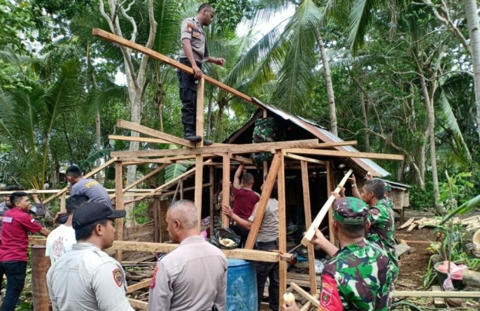Sejumlah personil Polri, TNI dan masyarakat membangun rumah Wa Ode Salma (95) (Foto: Humas Polres Wakatobi)