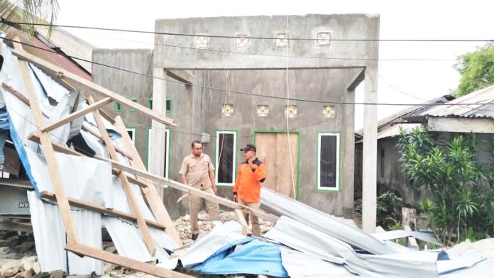 Salah satu rumah warga di Kelurahan Mandati I, Kabupaten Wakatobi rusak akibat puting beliung. (Foto: Amran Mustar Ode/SULTRAKINI.COM)