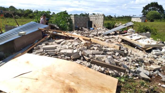 Salah satu rumah di Desa Padakuru yang hancur akibat puting beliung. (Foto: Ist)