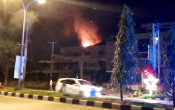 Atap Hotel Kubra terbakar pada malan pergantian tahun, Selasa (31/12/2019) malam. (Foto: Ist)