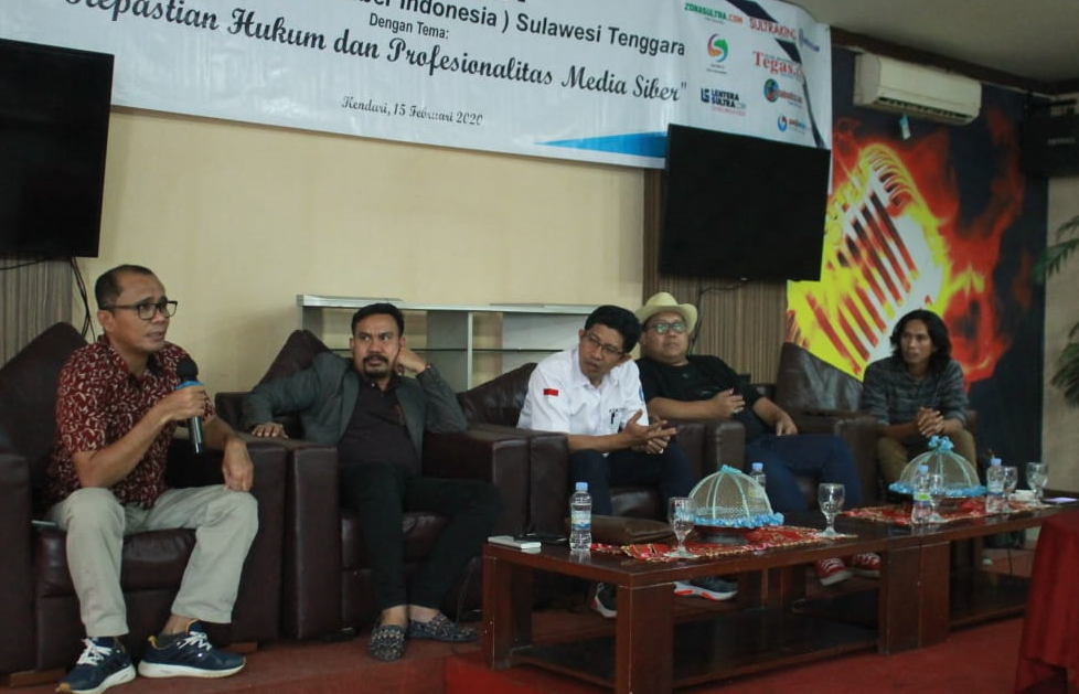 Ketua AMSI Sultra terpilih M Djufri Rachim (kanan) pada acara talk show sebagai rangkaian kegiatan Muswil I AMSI Sultra di Kendari, Sabtu (15 Fabruari 2020).