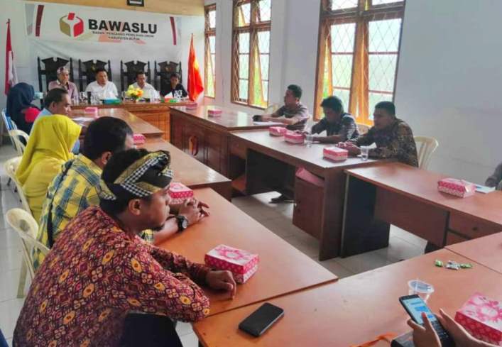 Suasana pertemuan antara Bawaslu dan Diskominfo Buton (Foto: Ist)