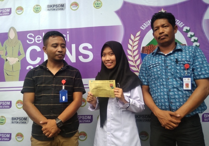Laila Fazri Harahap (tengah) peserta lulus passing grade dengan total nilai 402 pada hari keempat tes SKD CPNS Kabupaten Butur (Foto: Ardian Saban/SULTRAKINI.COM)