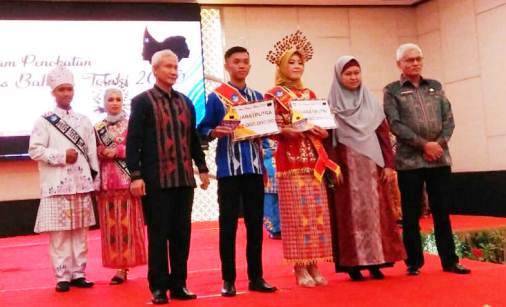 Duta Tunas Bahasa Tolaki Sultra, Pinot dan Cici Cahaya Ananta Soli, saat menerima penghargaan dari Wakil Gubernur Sultra, Lukman Abunawas (Foto: Nely/SULTRAKINI.COM)