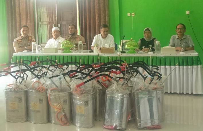 Wali Kota Kendari, Sulkarnain Kadir (kedua dari kanan) saat mengumumkan penggunaan disinfektan di setiap kelurahan dan kecamatan di Kendari, Sabtu 921/3/2020) (Foto: Hasrul Tamrin/SULTRAKINI.COM)