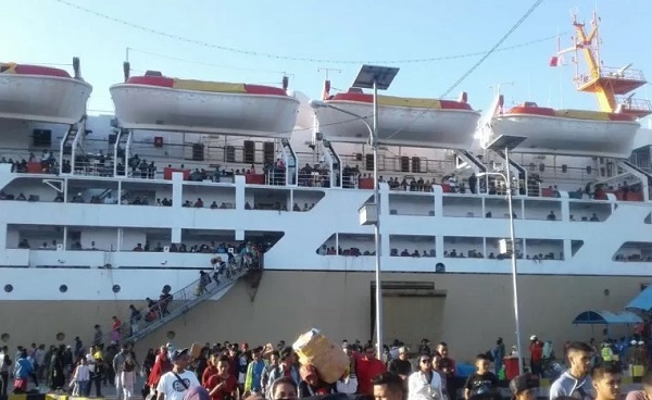 Suasana penumpang yang naik dan turun dari kapal milik PT Pelni yang bersandar di Pelabuhan Murhum Sulawesi Tenggara. Foto: Dok SultraKini.com