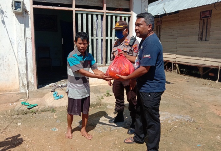 Direktur PT. TAS Laode Muh. Sumarlin (kanan) saat menyerahkan bantuan paket sembako pada warga di Kelurahan Tondonggeu, (Foto: Hasrul Tamrin/SULTRAKINI.COM)