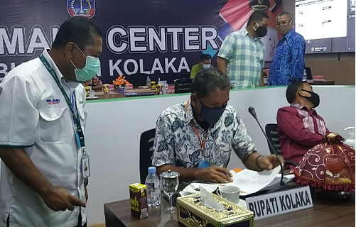 Baupati Kolaka, H. Ahmad Safei menerima sejumlah bantuan APD untuk tenaga medis dari PT Antam Tbk. Foto: Humas Antam.