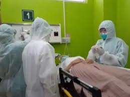 Perawatan pasien covied-19 di salah satu rumah sakit. Foto: IST