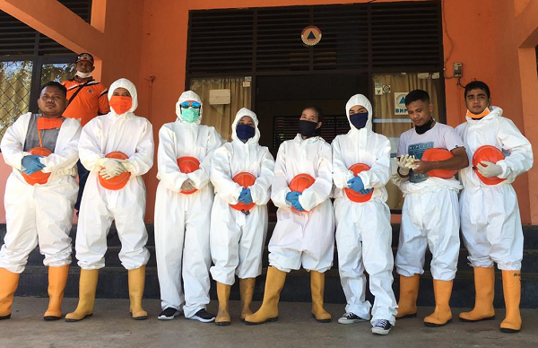 Tim BPBD Baubau yang aktif melakukan penyemprotan desinfektan di rumah warga. Foto: IST.