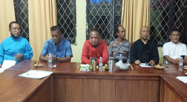 Sekretaris daerah Kota Baubau, Rony Muchtar (tengah) pada rapat antisipasi kedatangan KM Lambelu di baubau. Foto: IST.