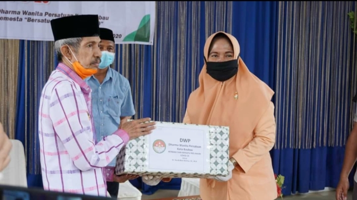 Ketua DWP, Nanik Roni Muhtar, menyerahkan donasi secara simbolis (Foto: Humas Diskominfo Kota Baubau)