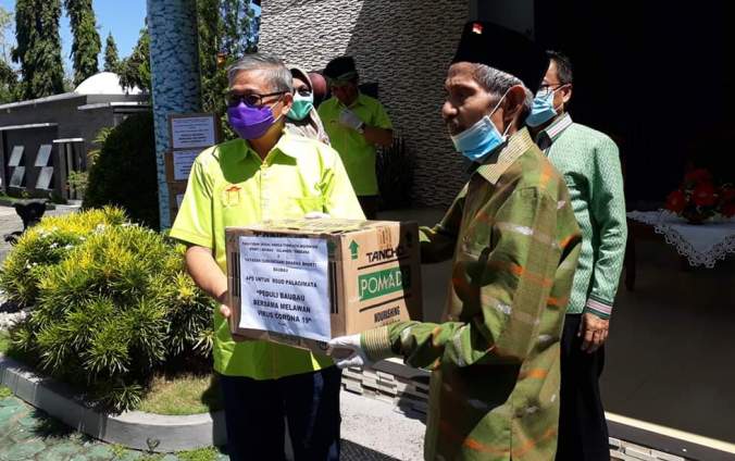 Walikota Baubau AS Tamrin saat menerima paket bantuan dari warga Tionghoa, (Foto: Ist)