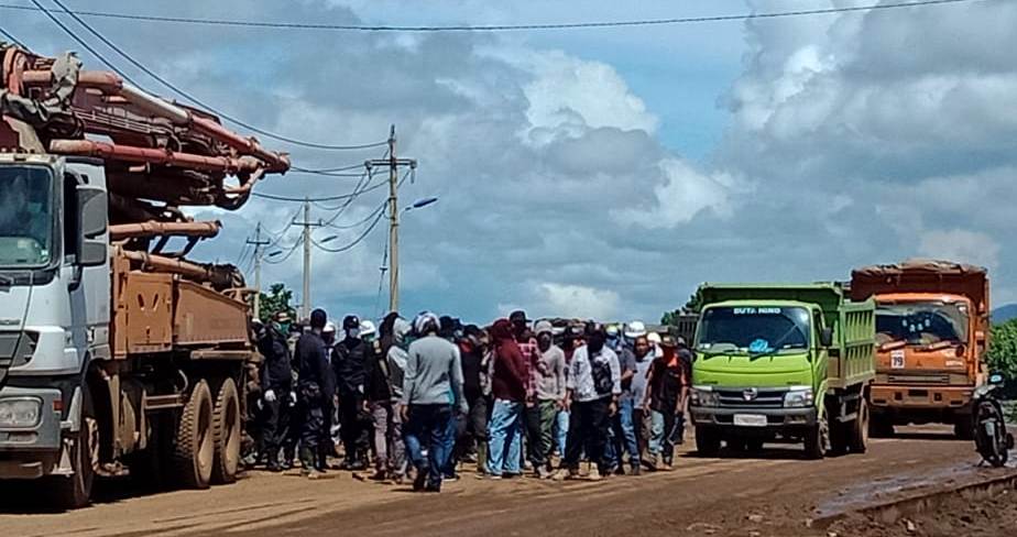 Aksi masyarakat Desa Kapoiala Baru blokade jalur holing PT VDNI, Senin (18/5/2020) (Foto: Hasrul Tamrin/SULTRAKINI.COM)