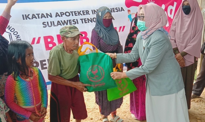 Ketua IAI Sultra, Harmawati, saat menyerahkan paket sembako kepada masyarakat kurang mampu di Kendari (Foto: Hasrul Tamrin/SULTRAKINI.COM)