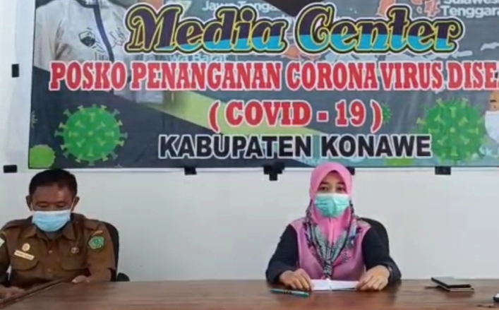 Jubir Covid-19 Kabupaten Konawe, dr. Dyah Nilasari (kanan) didampingi Kadis Kesehatan Konawe, drg. Mawar Taligana, (Foto: Istimewa)
