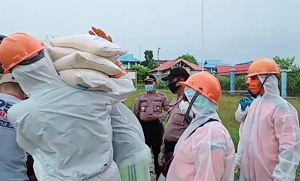 Bantuan beras untuk warga Puma dari Tim Gugus Tugas Percepatan Penanganan Covid-19 Kota Baubau.