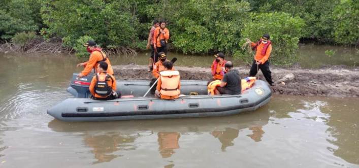 Tim rescue Basarnas saat melakukan pencarian korban di empang (Foto: Ist)