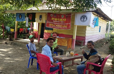 Penulis (duduk paling kanan) sat berada di Desa Kastura, Kolaka.