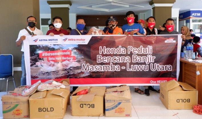 Astra Motor Makassar saat menyalurkan bantuan 120 paket sembako pada korban banjir Masamba (Foto: Ist)