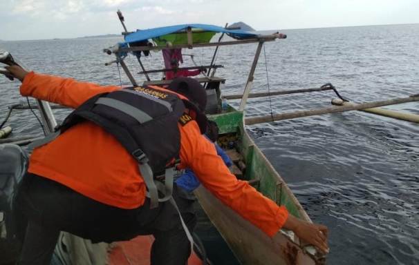Proses evakuasi kapal Longboat yang mati mesin di perairan Pulau Lemo, Kolaka, Minggu (26/7/2020) (Foto: Dok.Basarnas)