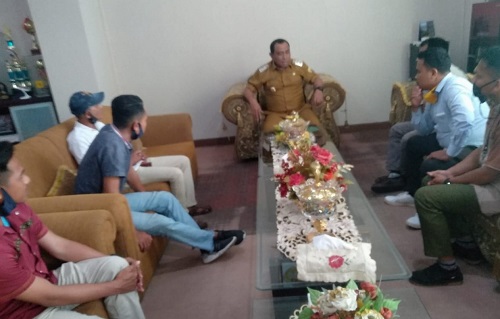 Wakil Walikota Baubau, Ahmad Monianse (tengah) ketika menerima kunjungan relawan Covid-19 Puma di ruang kerjanya, Selasa (14 Juli 2020)..