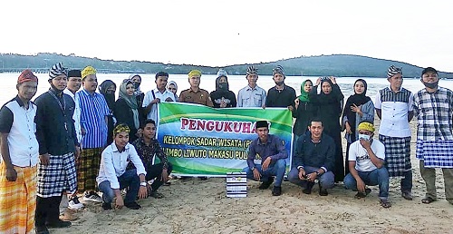 Sejumlah pengurus Pokdarwis Puma foto bersama Wakil Kepala Dinas Pariwisata Baubau Moh Abduh usai acara pengukuhan di pantai Puma, Selasa (28 Juli 2020).