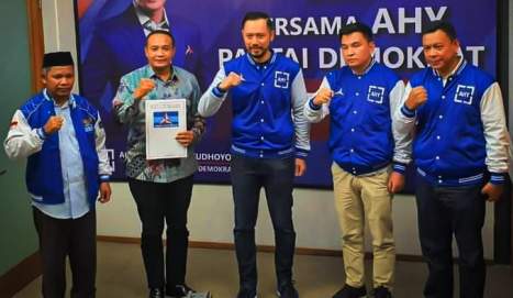 La Pili (paling kanan) bersama LM. Rajiun Tumada saat menerima rekomendasi DPP Partai Demokrat (Foto: Ist)