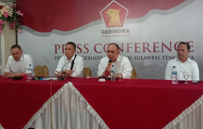 Ketua DPD Partai Gerindra Sultra, Andi Ady Aksar (tengah) (Foto: Hasrul Tamrin/SULTRAKINI.COM)