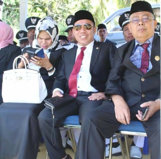 Almarhum Bariuddin (pojok kanan) besama anggota DPRD Buton (Foto: Ist)