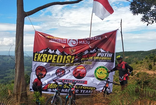 Tim Ekspedisi Merah Putih Kabupaten Kolaka mencapai puncak Amourini.
