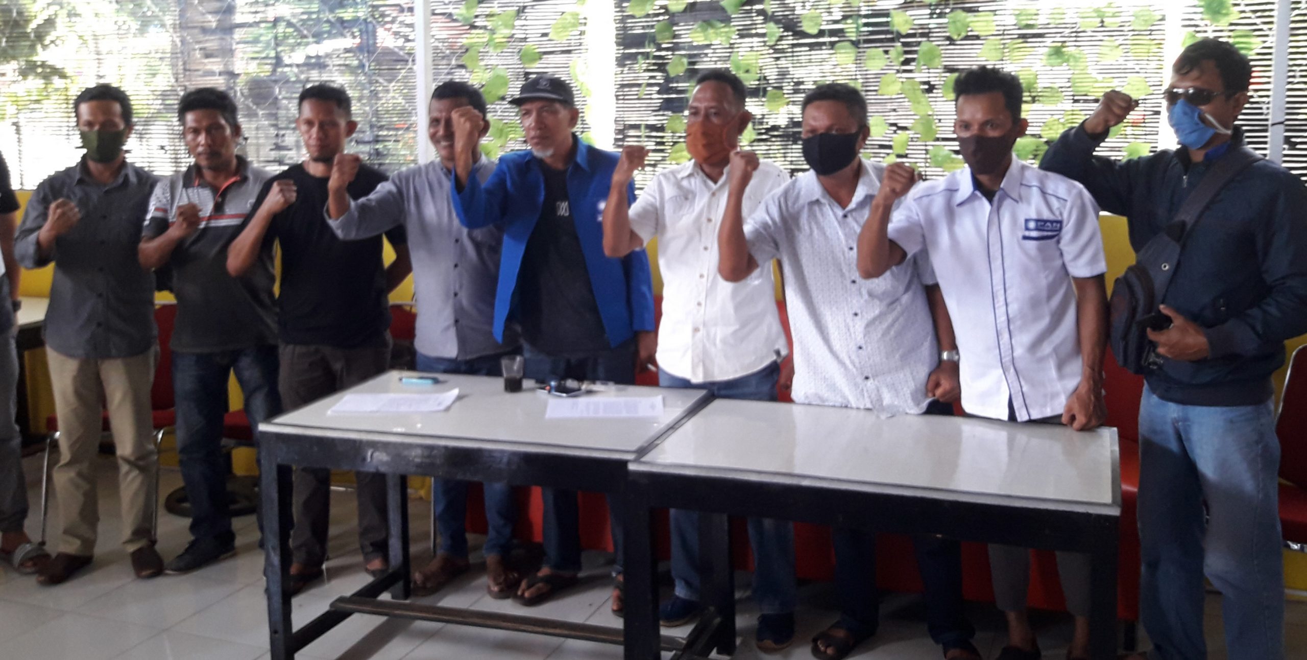 Beberapa pengurus DPD PAN Muna yang menolak keputusan DPP, mendukung pasangan RAPI, (Foto : LM Nur Alim/SULTRAKINI.COM)