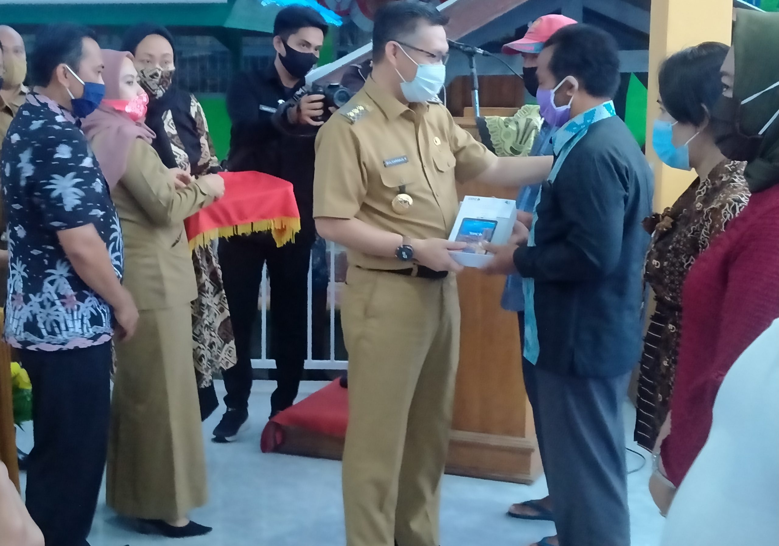 Wali Kota Kendari Sulkarnain saat memberikan tablet dan kartu paket kuota internet kepada orang tua siswa di SMP Negeri 9 Kendari, Senin (7/9/2020) (Foto: Riswan/SULTRAKINI.COM)